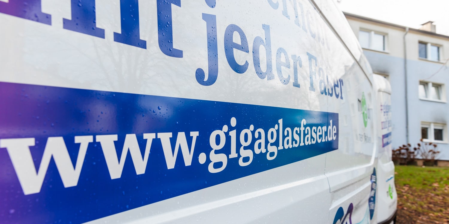 Fahrzeug des Glasfaser-Teams von medl mit Slogan und URL, im Fokus: Meilensteine GigaGlasfaserausbau 2024 und 2025