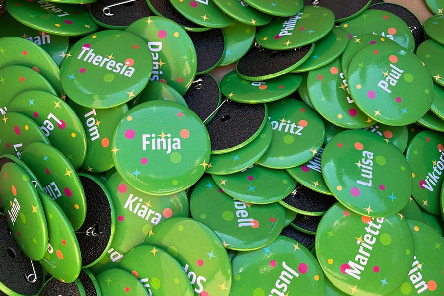 Buttons mit Namen aller Teilnehmenden des medl-Mitmach-Zirkus'
