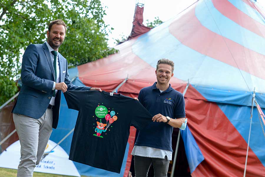 Übergabe der medl-Mitmach-Zirkus-T-Shirts