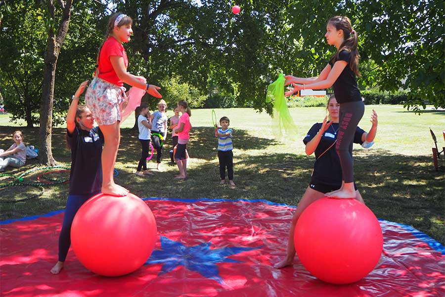Gleichgewichts-Workshop beim medl-Mitmach-Zirkus