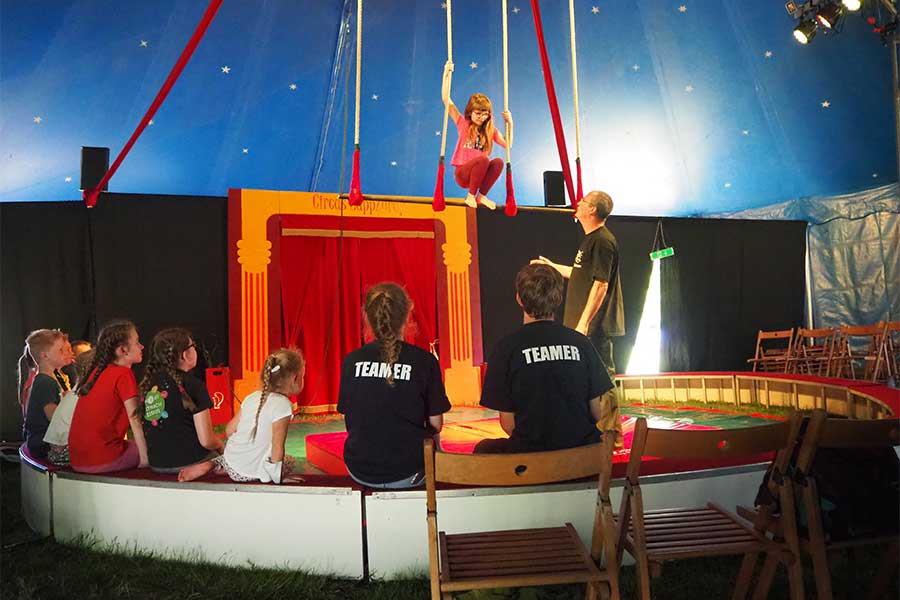 Akrobatikübung im Zelt des medl-Mitmach-Zirkus'