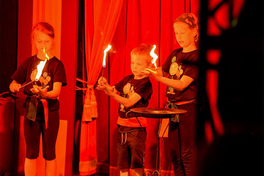 Feuershow im Zelt des medl-Mitmach-Zirkus'