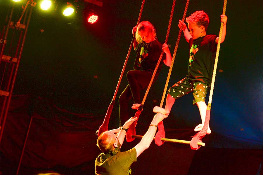 Kleine Akrobaten im Zelt des medl-Mitmach-Zirkus'